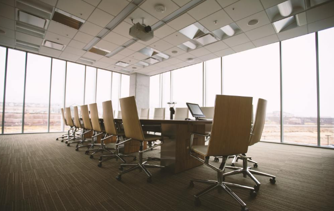 辦公室裝修會(huì)議室設(shè)計(jì)落地窗的優(yōu)勢(shì)與劣勢(shì)分析 辦公室裝修會(huì)議室設(shè)計(jì)落地窗的優(yōu)勢(shì)與劣勢(shì)分析