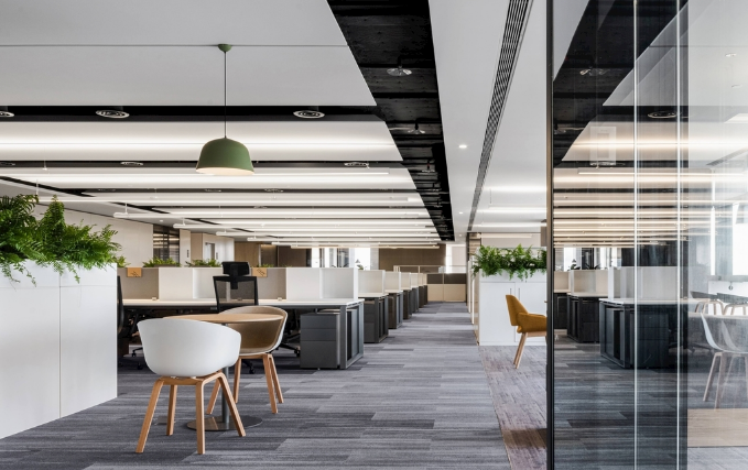 深色系實木書柜在辦公室裝修設(shè)計中的效果