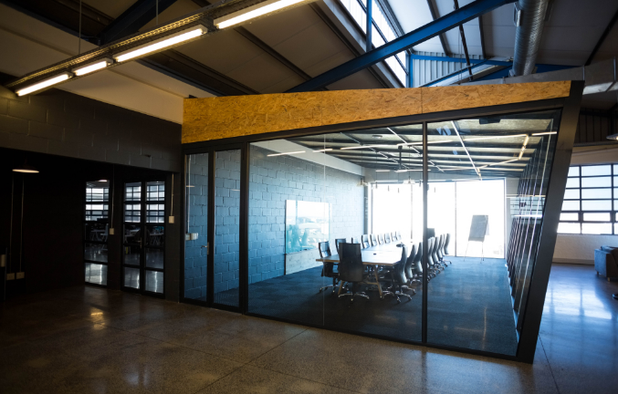 辦公室裝修設(shè)計如何選擇實木辦公桌及其優(yōu)點(diǎn)