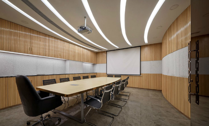 辦公室裝修設(shè)計(jì):會(huì)議室選擇方形吸頂燈的效果分析