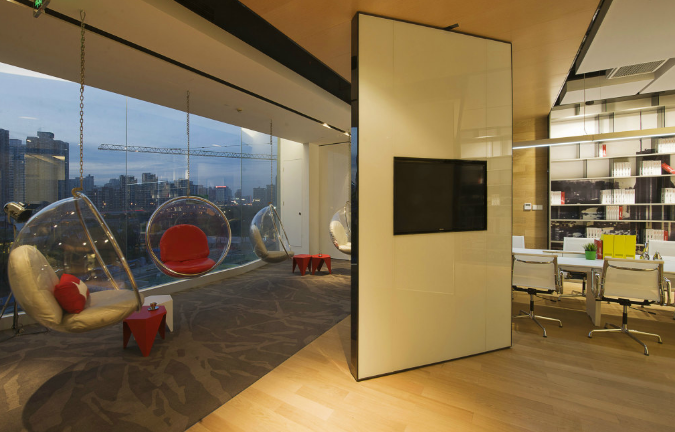 辦公室裝修設(shè)計(jì)：淺灰色儲(chǔ)物柜，簡(jiǎn)約而不失高級(jí)感