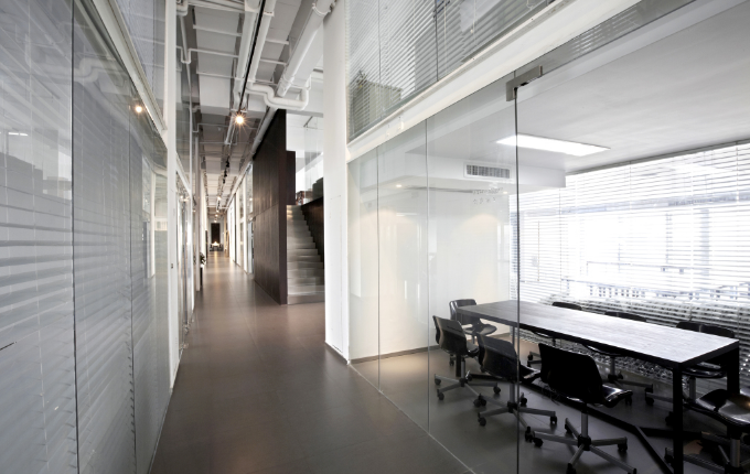 辦公室裝修設(shè)計：如何選擇既實(shí)用又美觀的更衣柜？