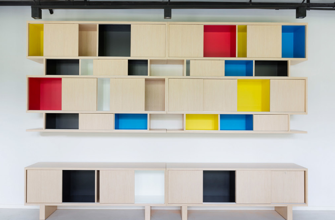 上海辦公室裝修設計：木質(zhì)辦公桌的巧妙運用