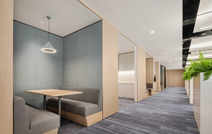 辦公室裝修設(shè)計(jì)：淺黃色地坪漆，打造溫馨高效工作空間